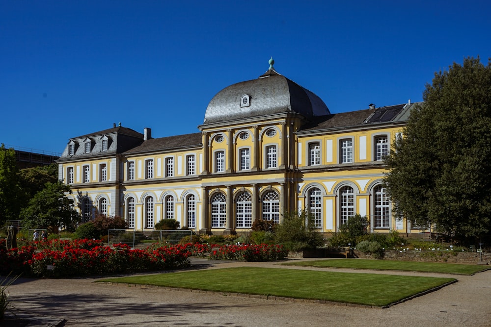 Bâtiment en béton beige et bleu