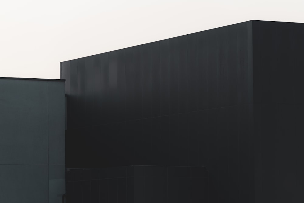 parede de madeira preta durante o dia
