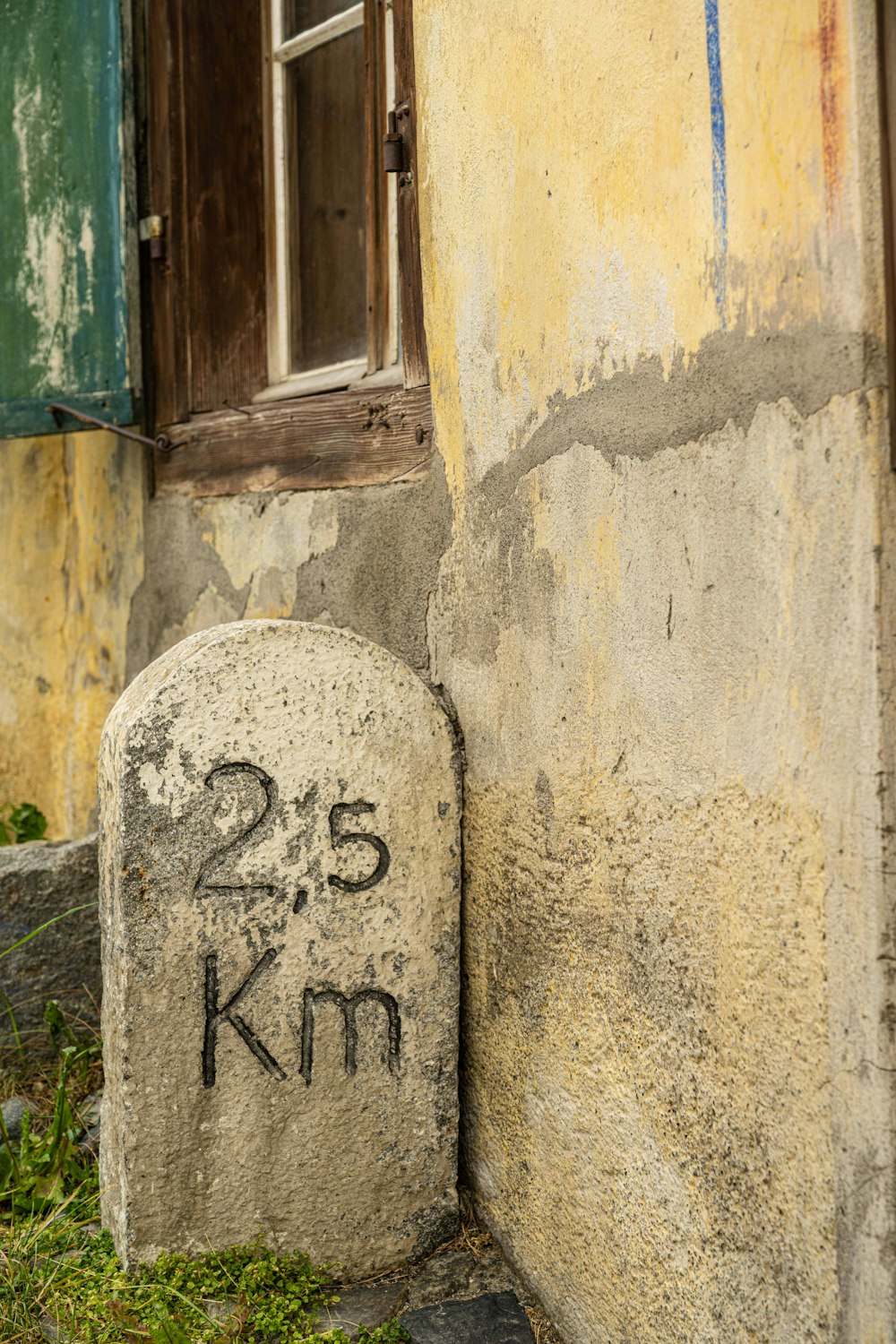 weiße Betonwand mit Nichtraucherschild