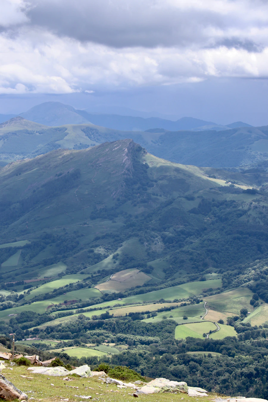 Vue aérienne des montagnes du Pays Basque