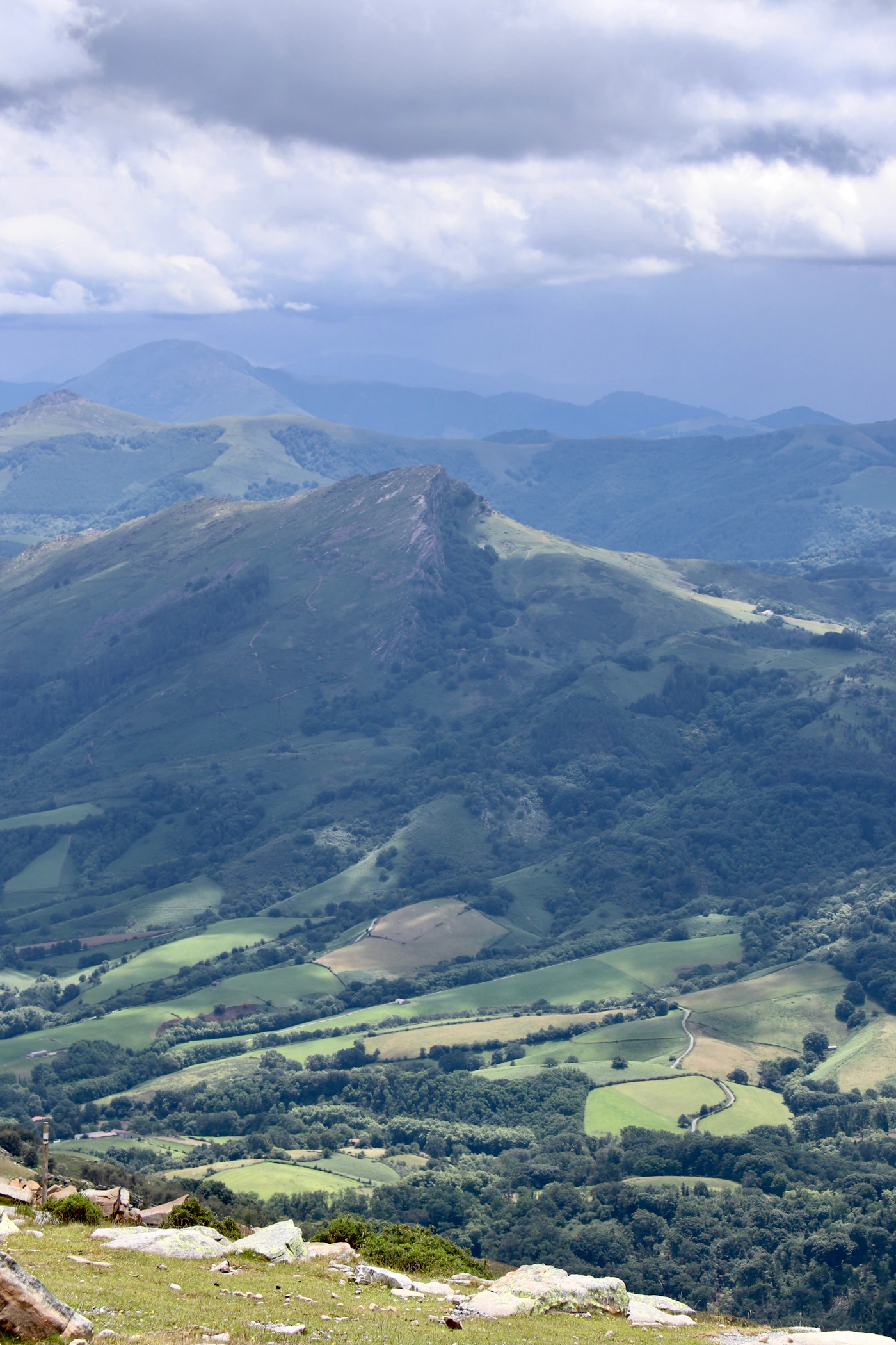Vue aérienne des montagnes du Pays Basque, collines vertes et sommets enneigés