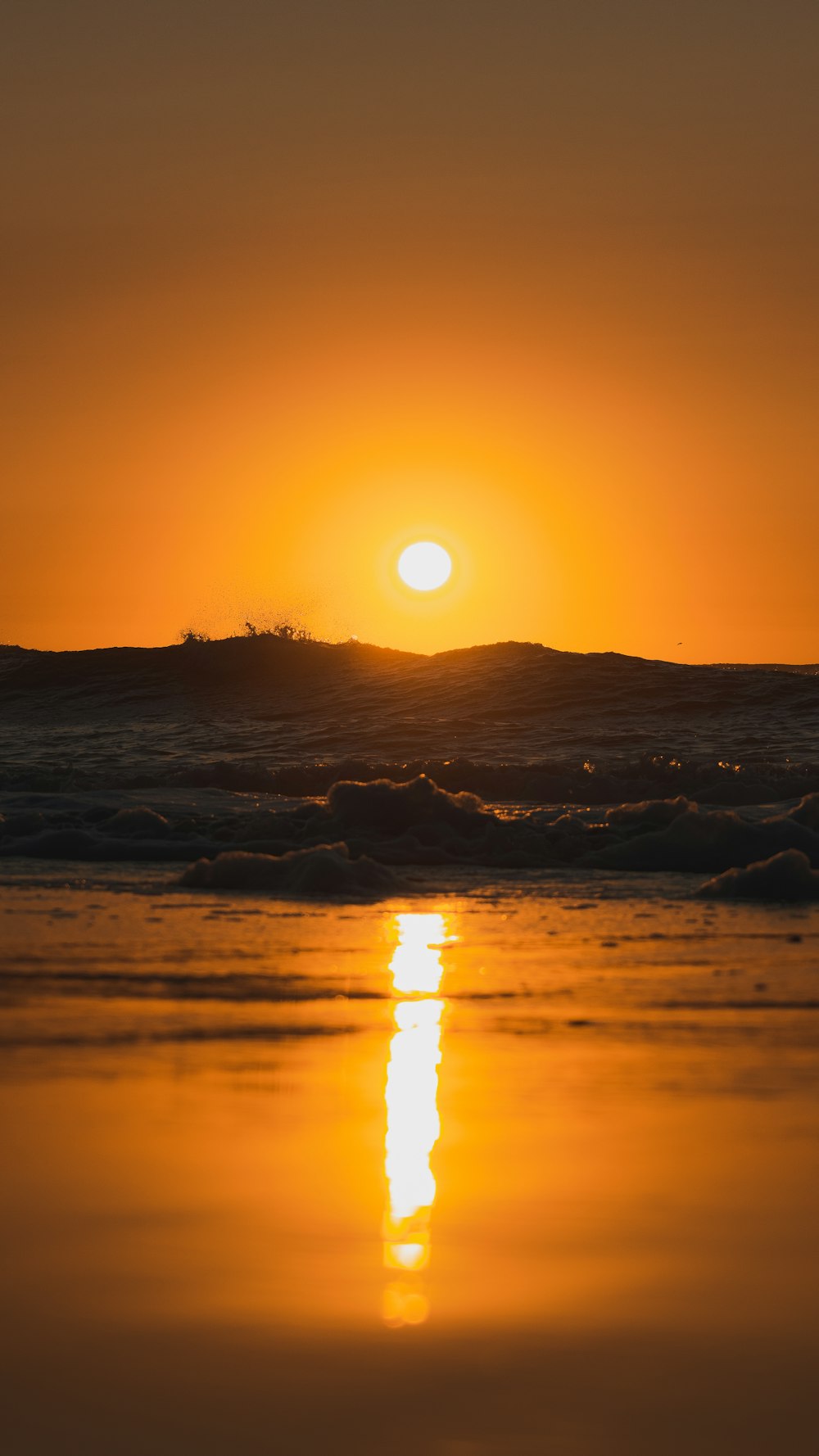 silhueta da montanha durante o pôr do sol