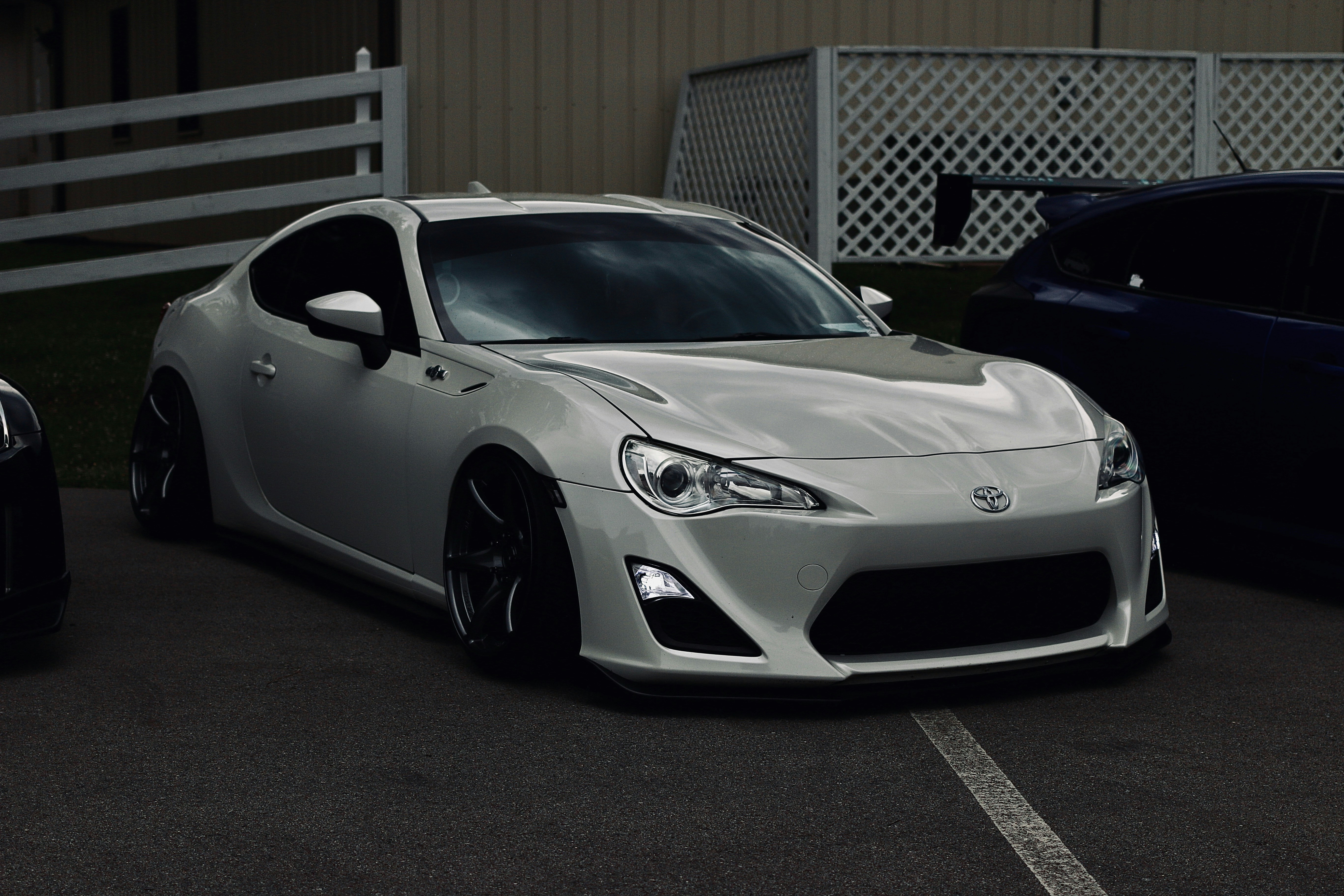 BMW M 3 coupé blanco estacionado en el estacionamiento durante el día