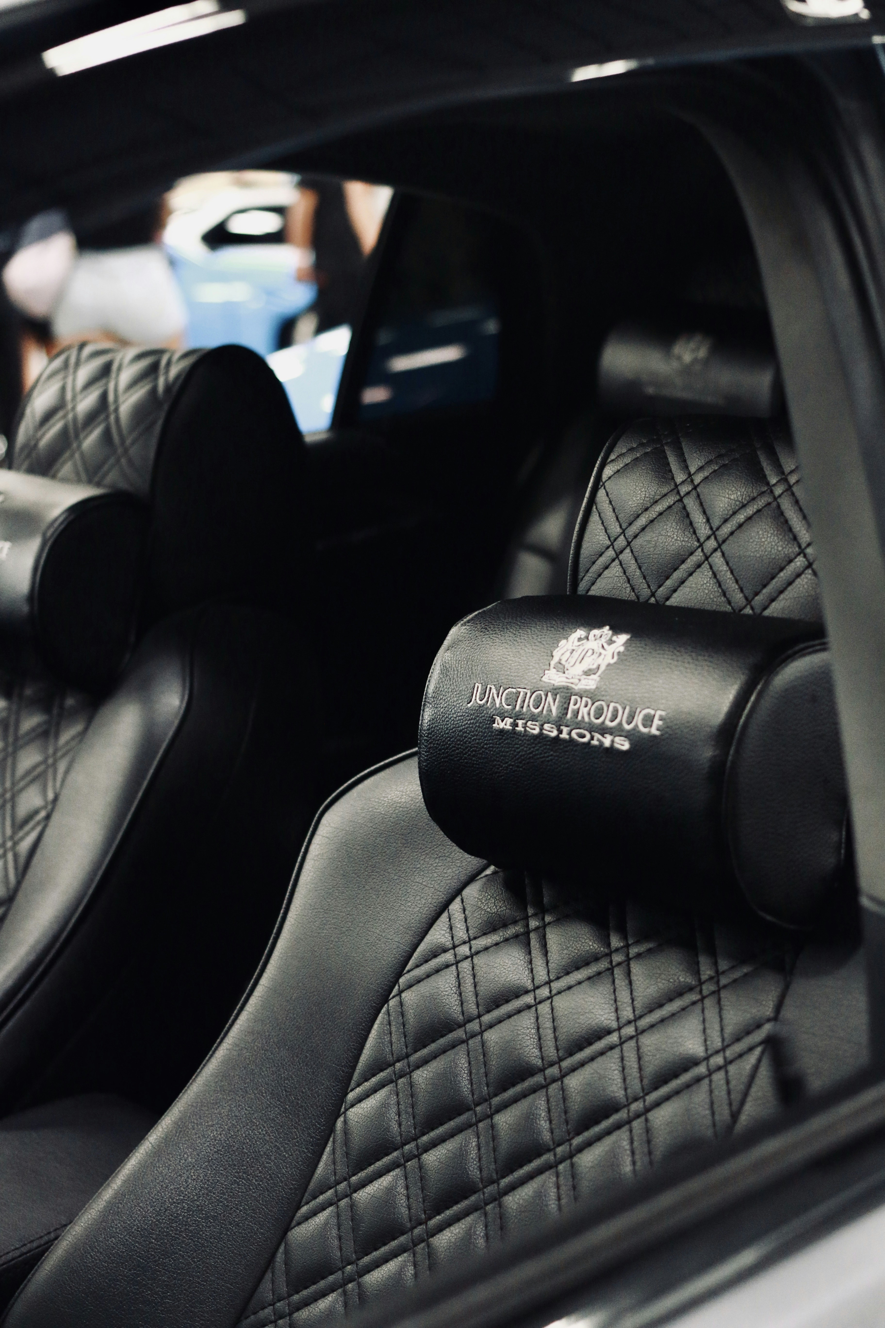 Volante de coche en blanco y negro