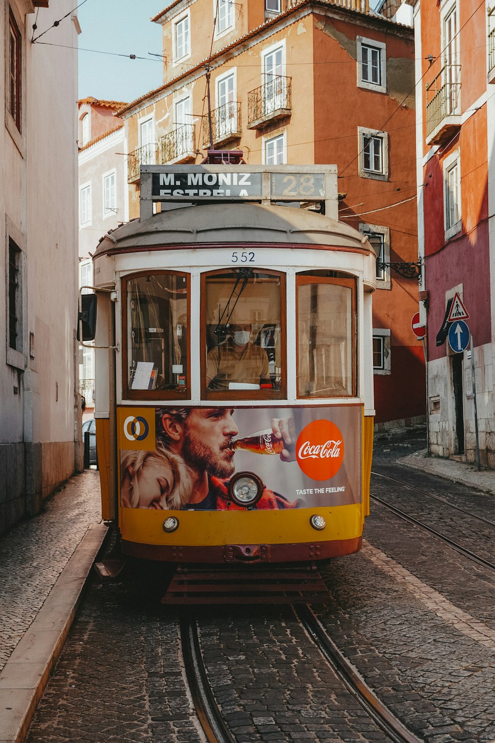 tram giallo e bianco sulla strada durante il giorno