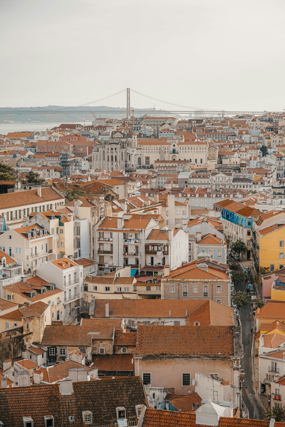 uma vista de uma cidade com uma ponte no fundo