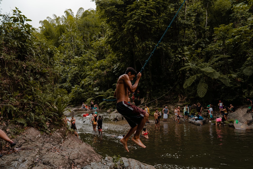 Gente corriendo en el río durante el día