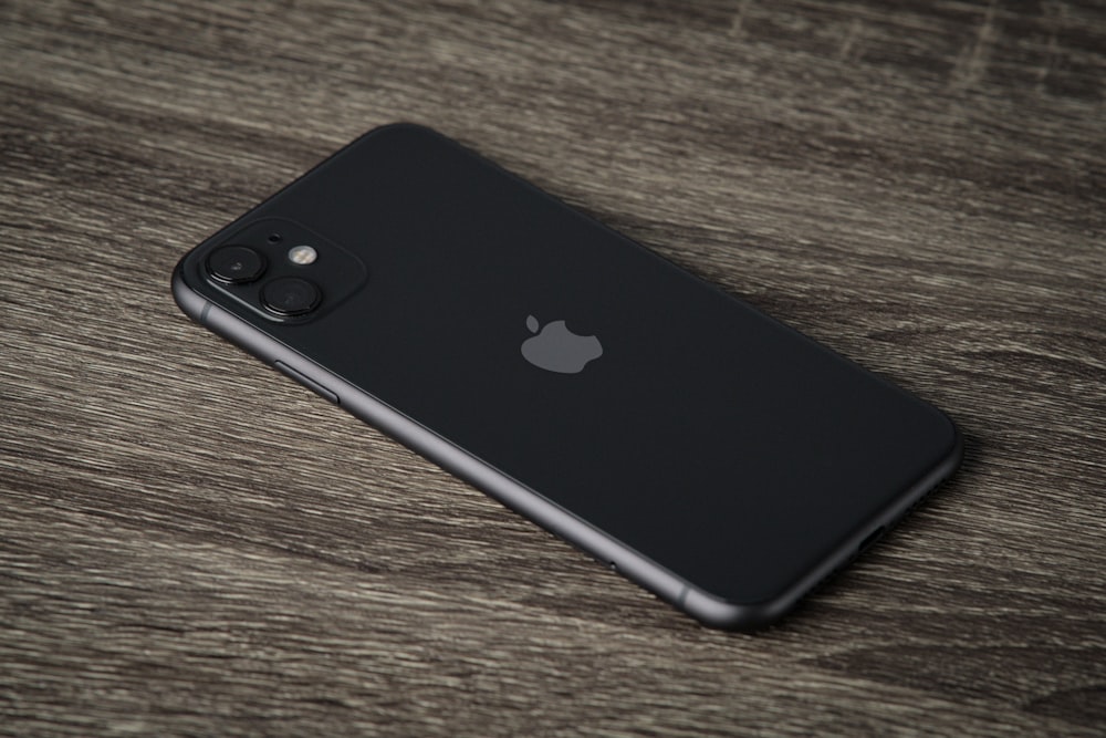 iPhone 7 nero su tavolo di legno marrone