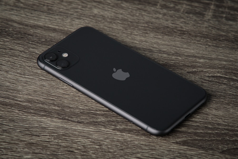 茶色の木製テーブルに黒いiPhone 7