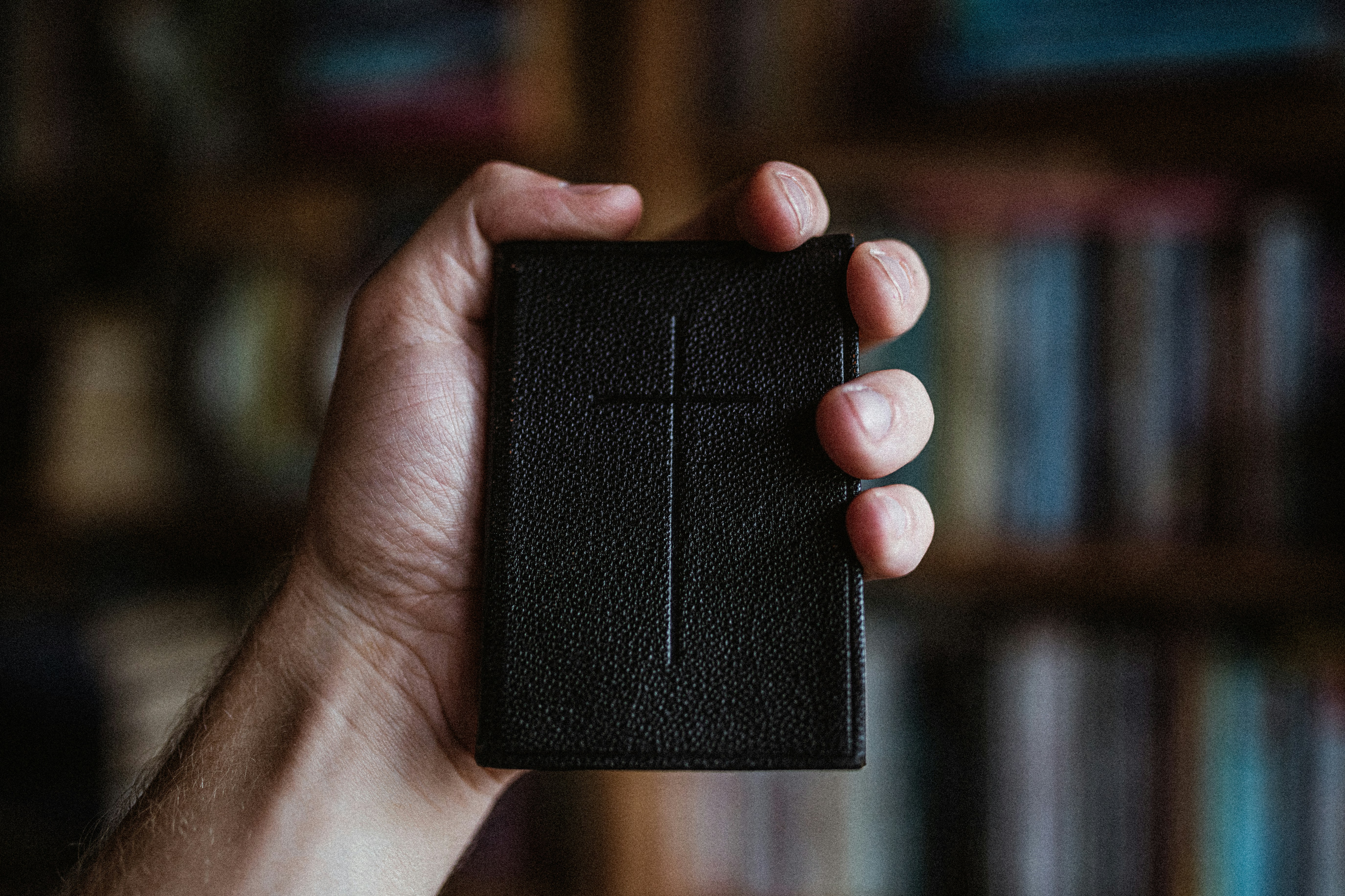 黒いプラスチックケースを持っている人