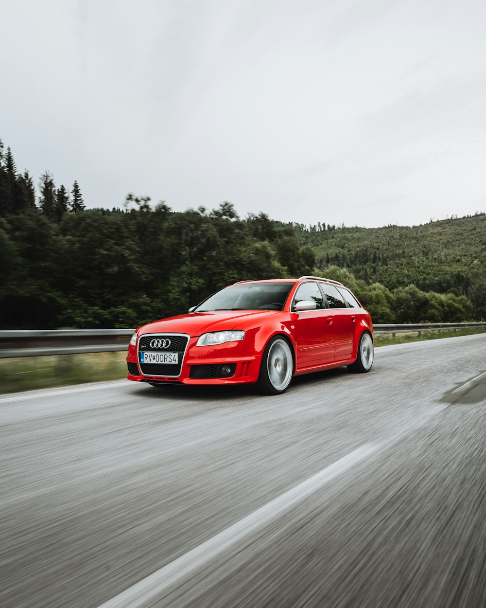 Audi A 4 rojo en carretera durante el día