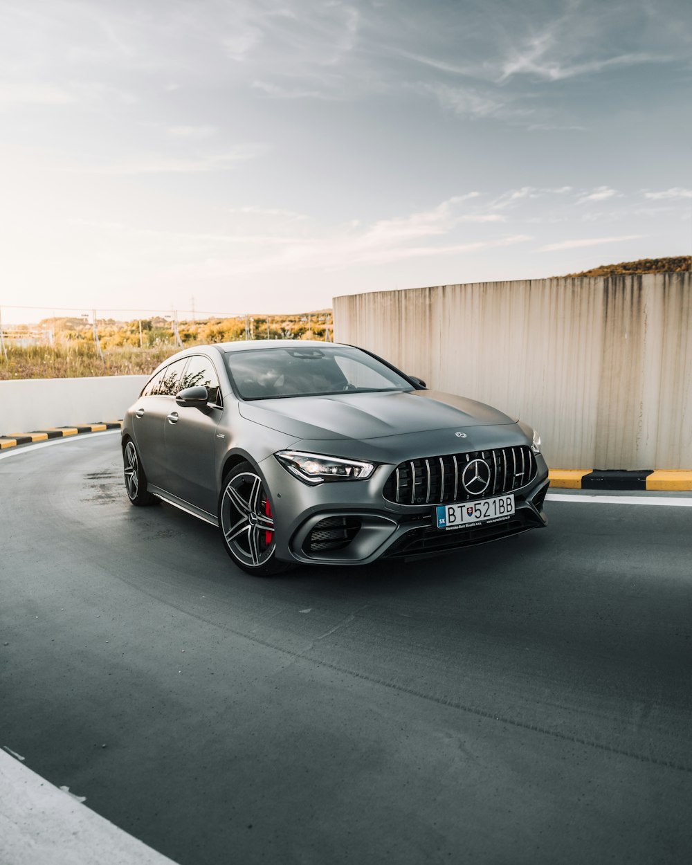 Schwarzes Mercedes Benz Coupé tagsüber unterwegs