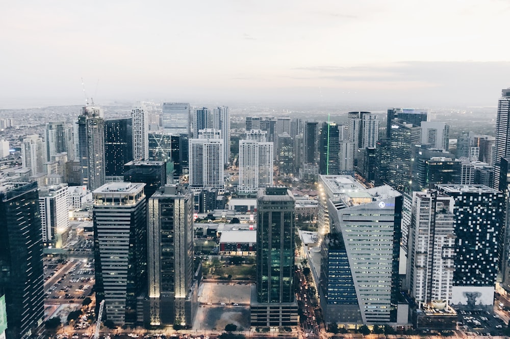 vista aérea dos edifícios da cidade durante o dia