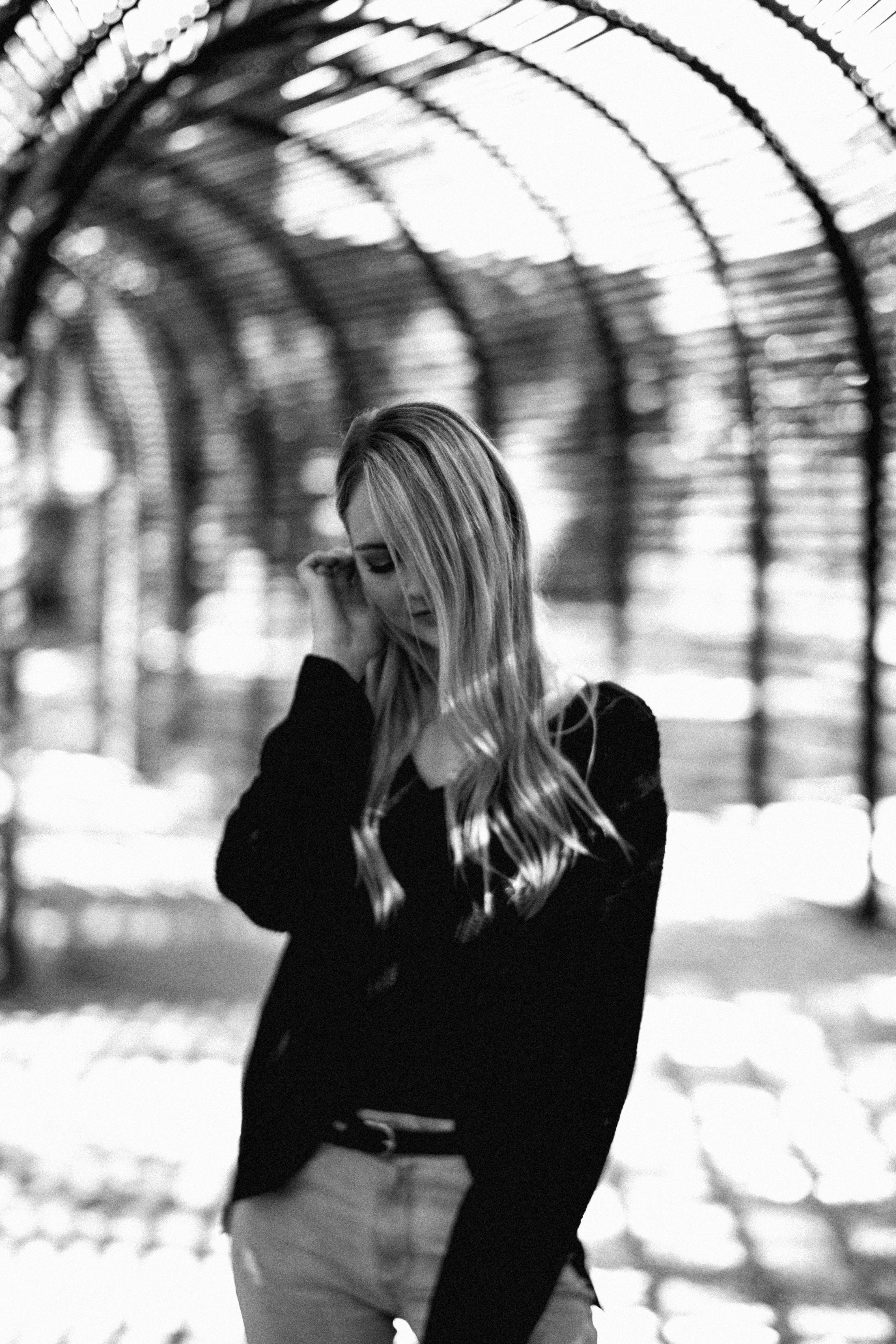 黒の長袖シャツを着た女性のグレースケール写真