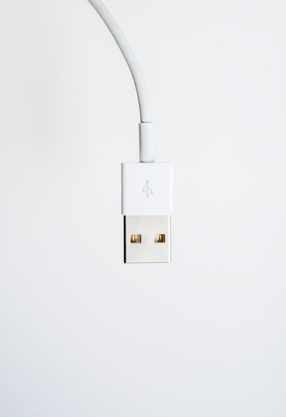 Cavo USB bianco su superficie bianca