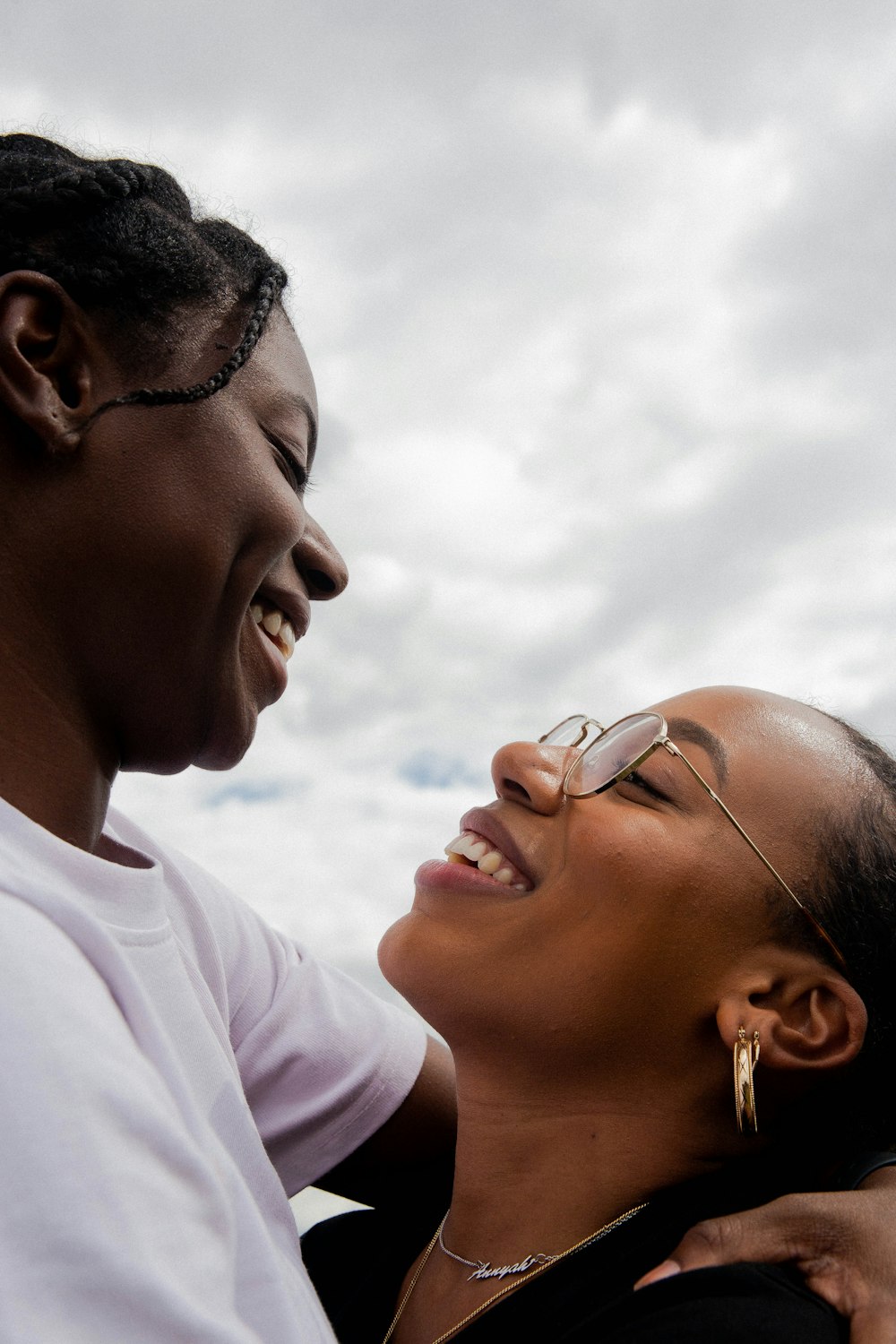 due donne che sorridono durante il giorno