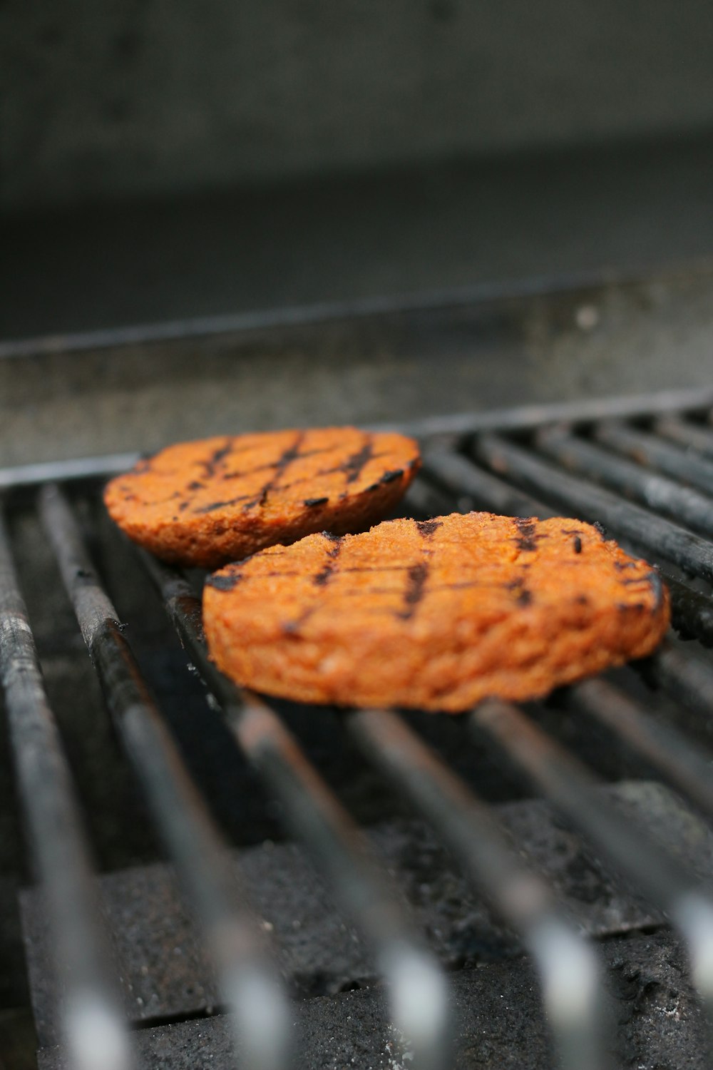 Braune Kekse auf schwarzem Stahlgrill