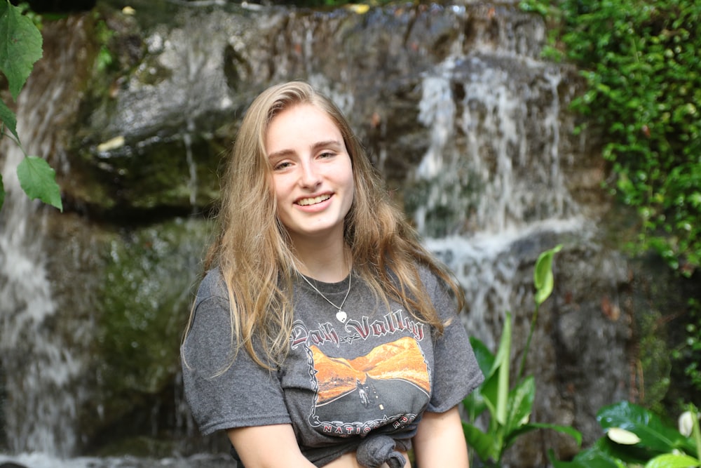 Femme en T-shirt à col rond gris