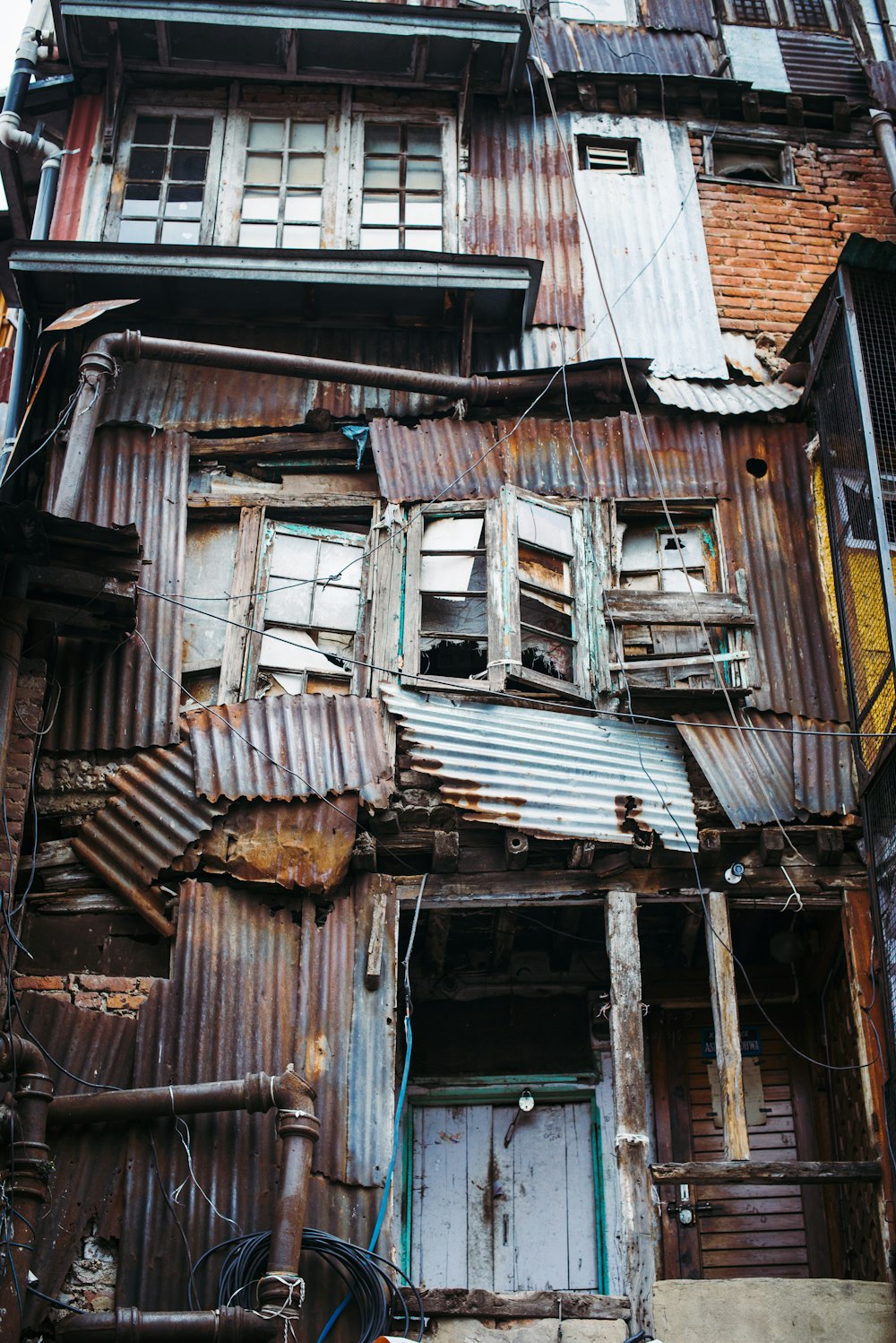 Casa de madera marrón durante el día