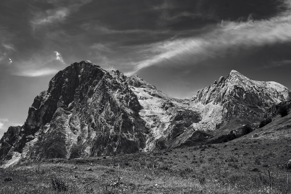 foto em tons de cinza da montanha rochosa