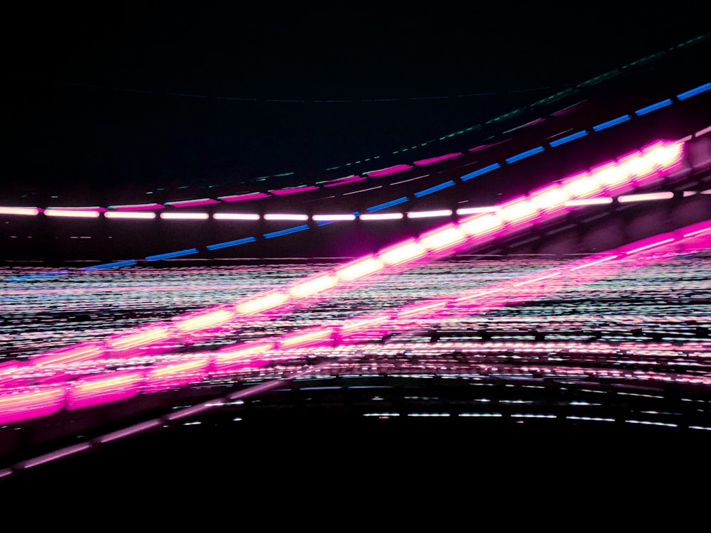 luci viola e rosa sulla strada durante la notte