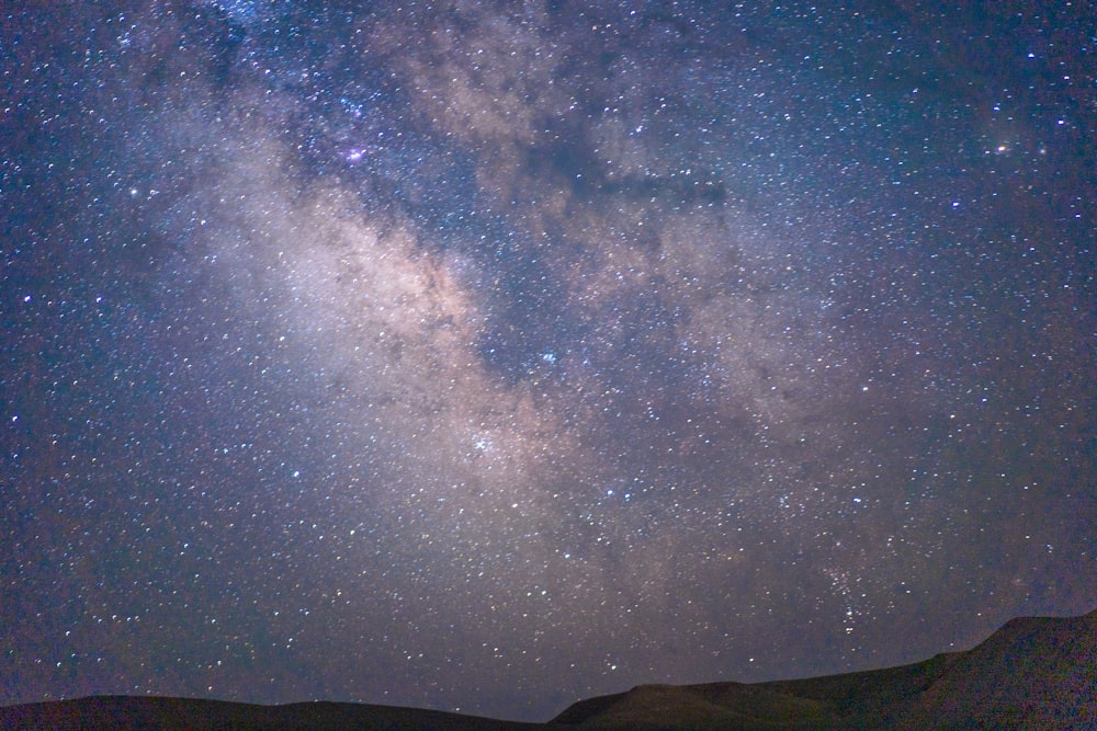 Silueta de montaña bajo la noche estrellada