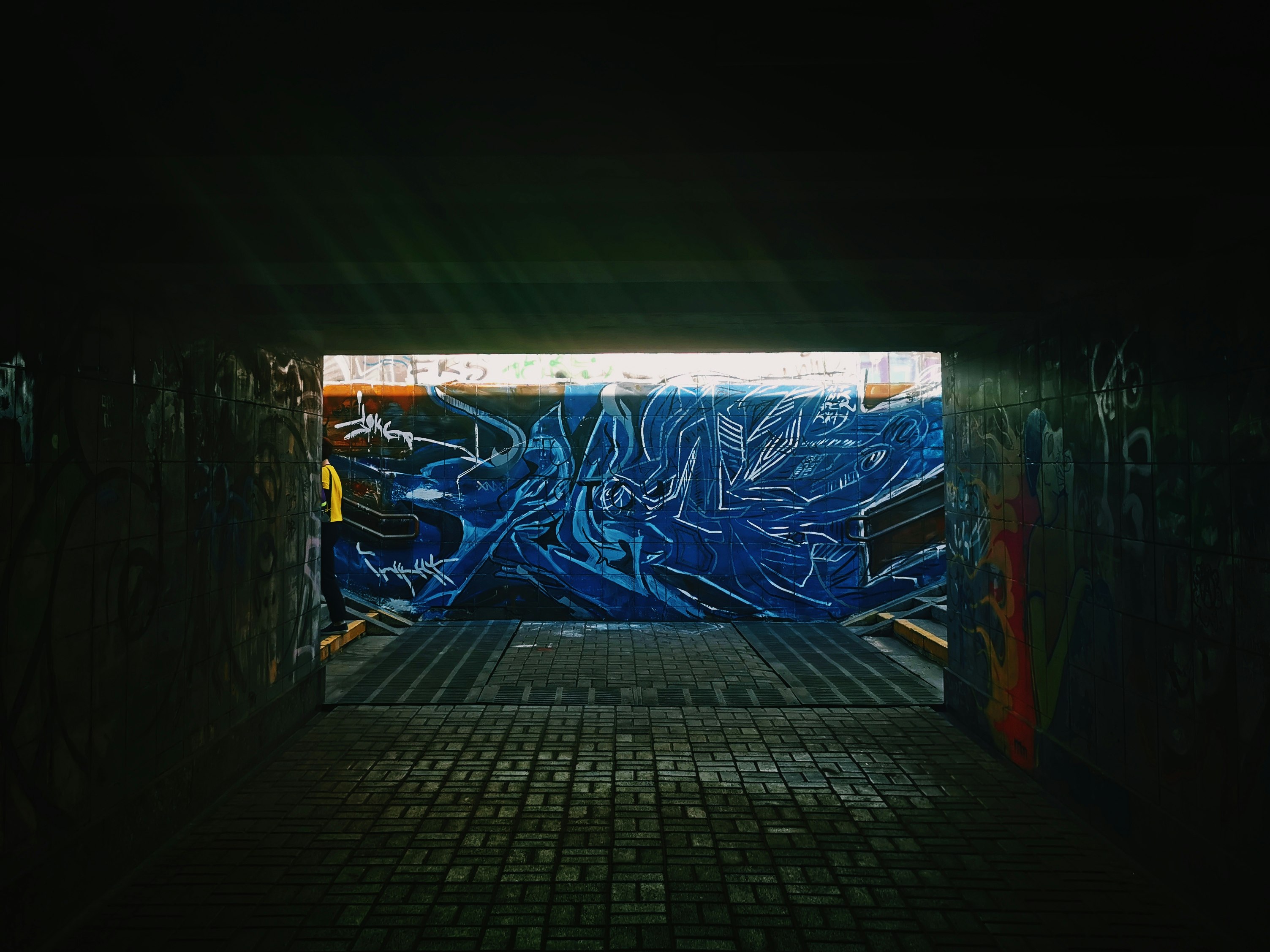 blue and white graffiti on wall