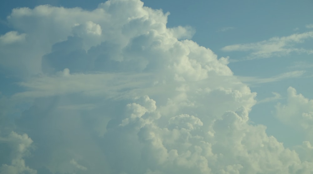 nuvole bianche e cielo blu durante il giorno