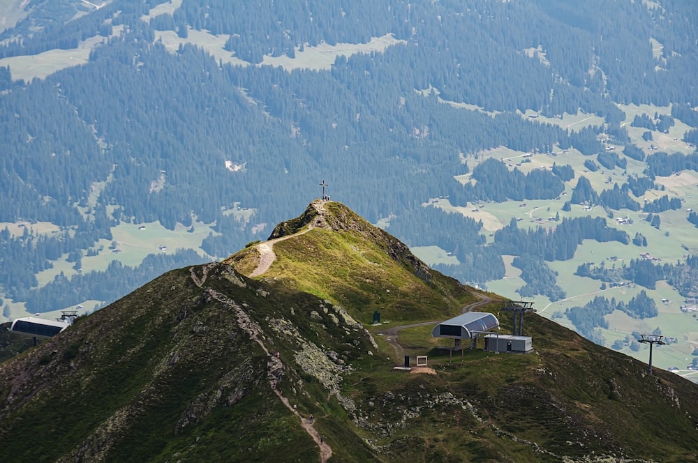 푸른 잔디로 덮인 언덕에 있는 흰색과 갈색 집