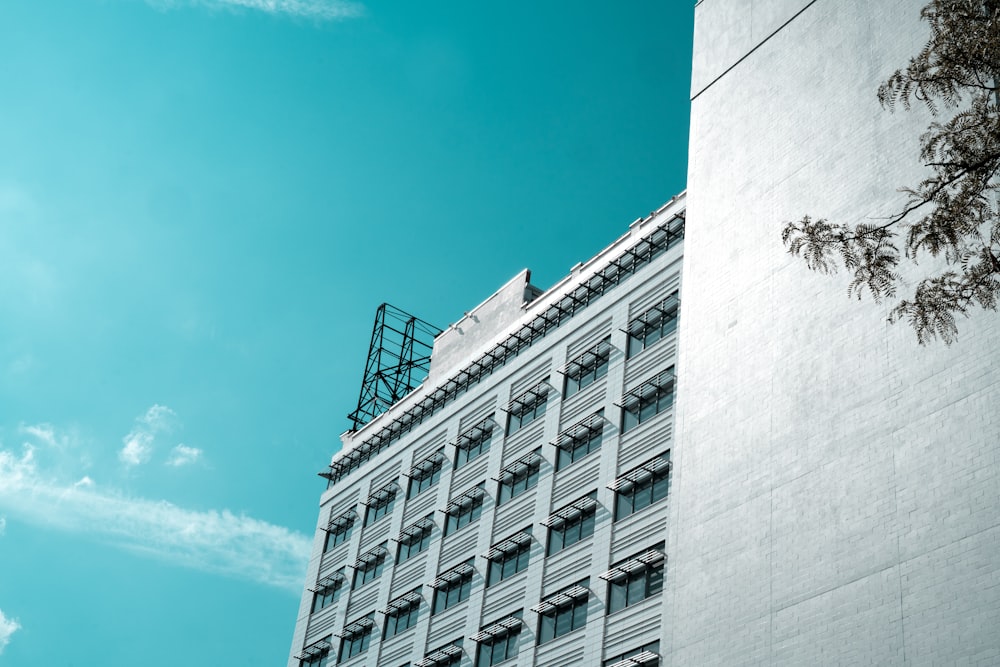 Weißes Betongebäude unter blauem Himmel tagsüber