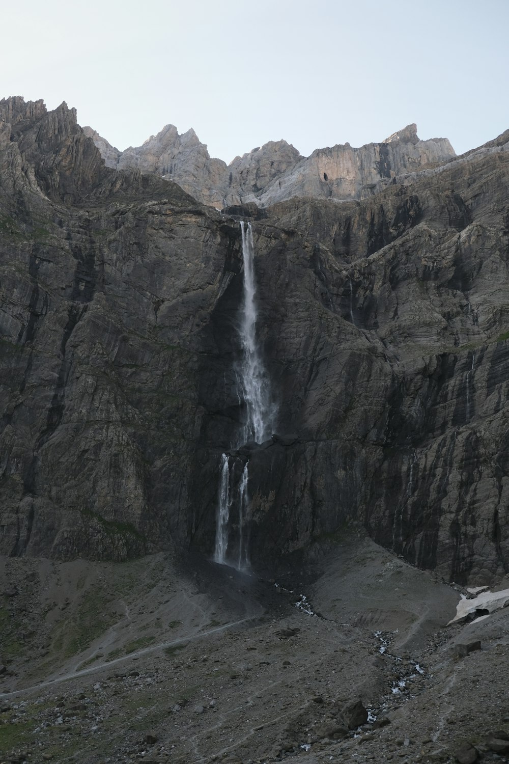 cachoeiras no meio das montanhas rochosas