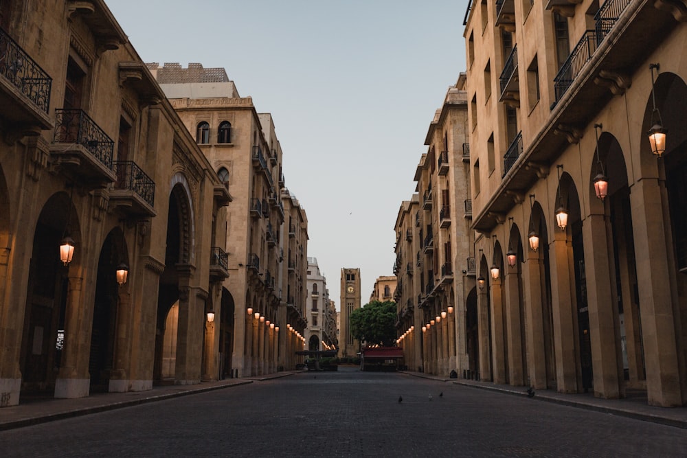 edificio in cemento marrone durante il giorno