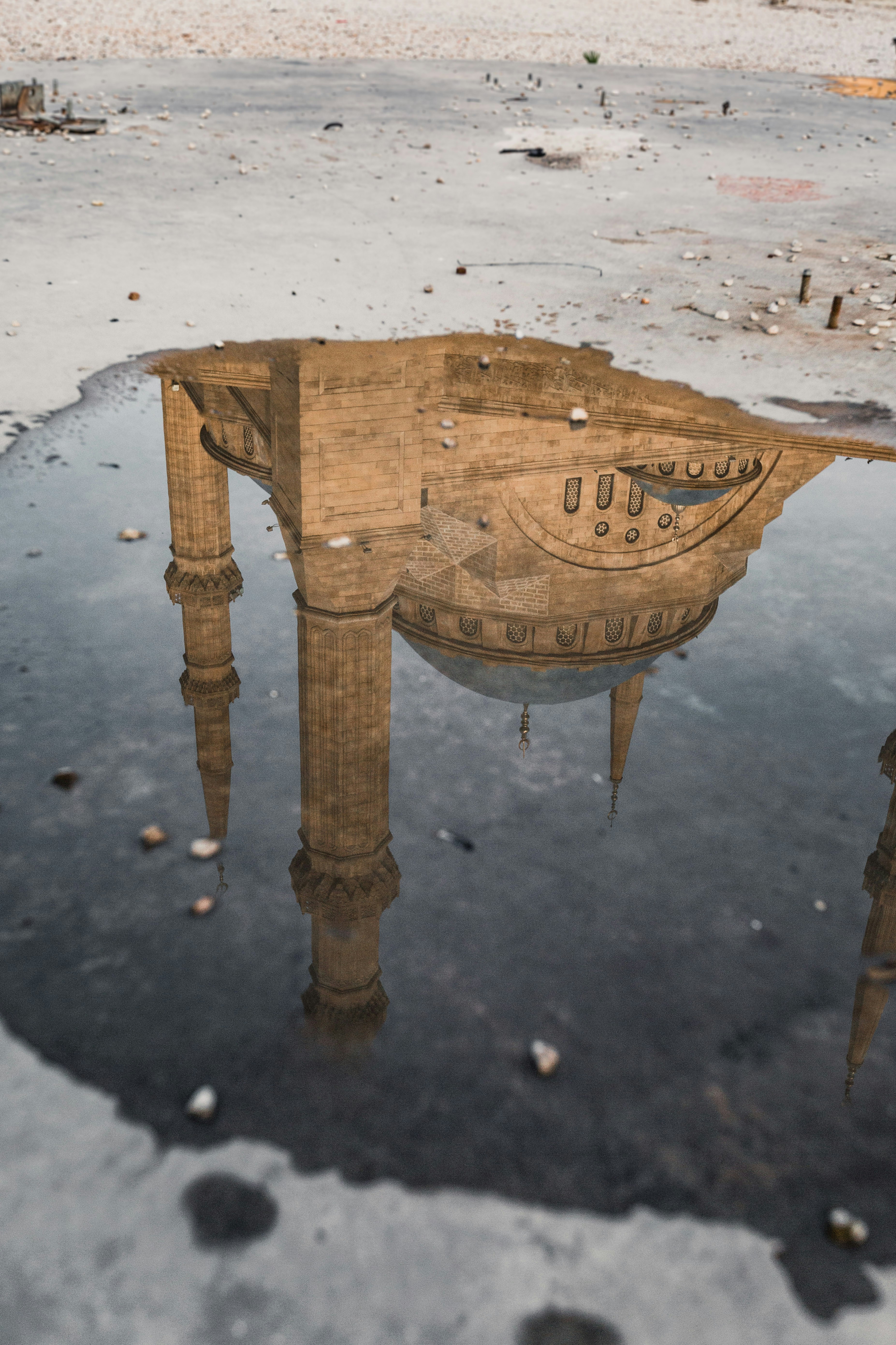Support en bois brun sur sol en béton noir