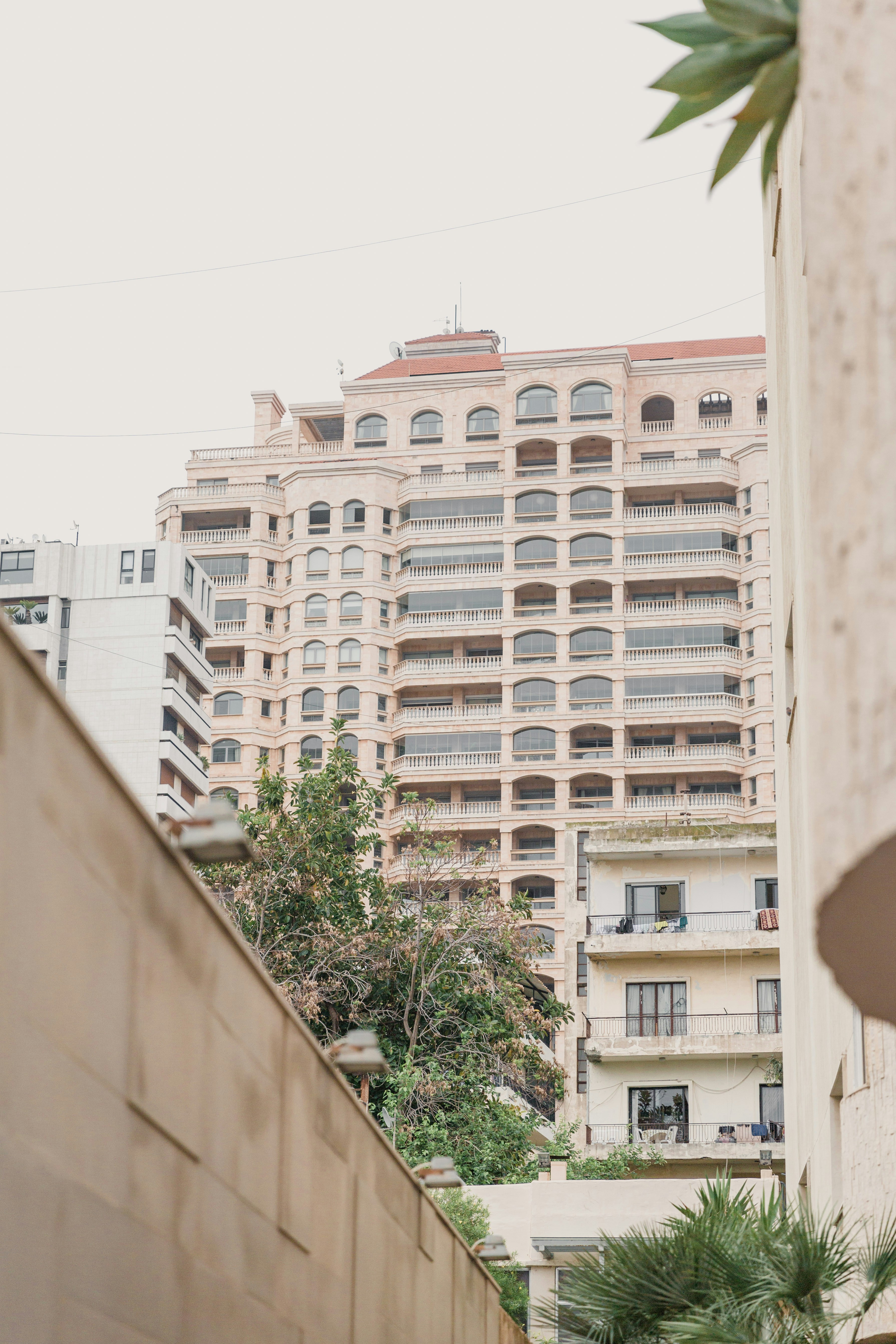 bâtiment en béton blanc et brun pendant la journée