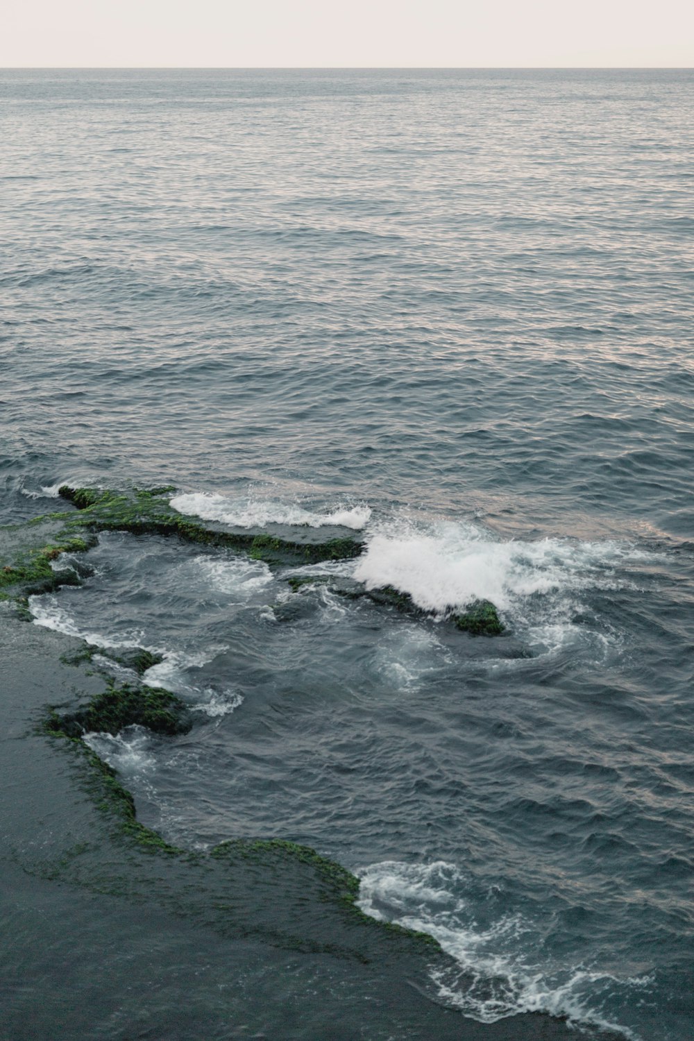 Les vagues de l’océan s’écrasent sur le rivage pendant la journée