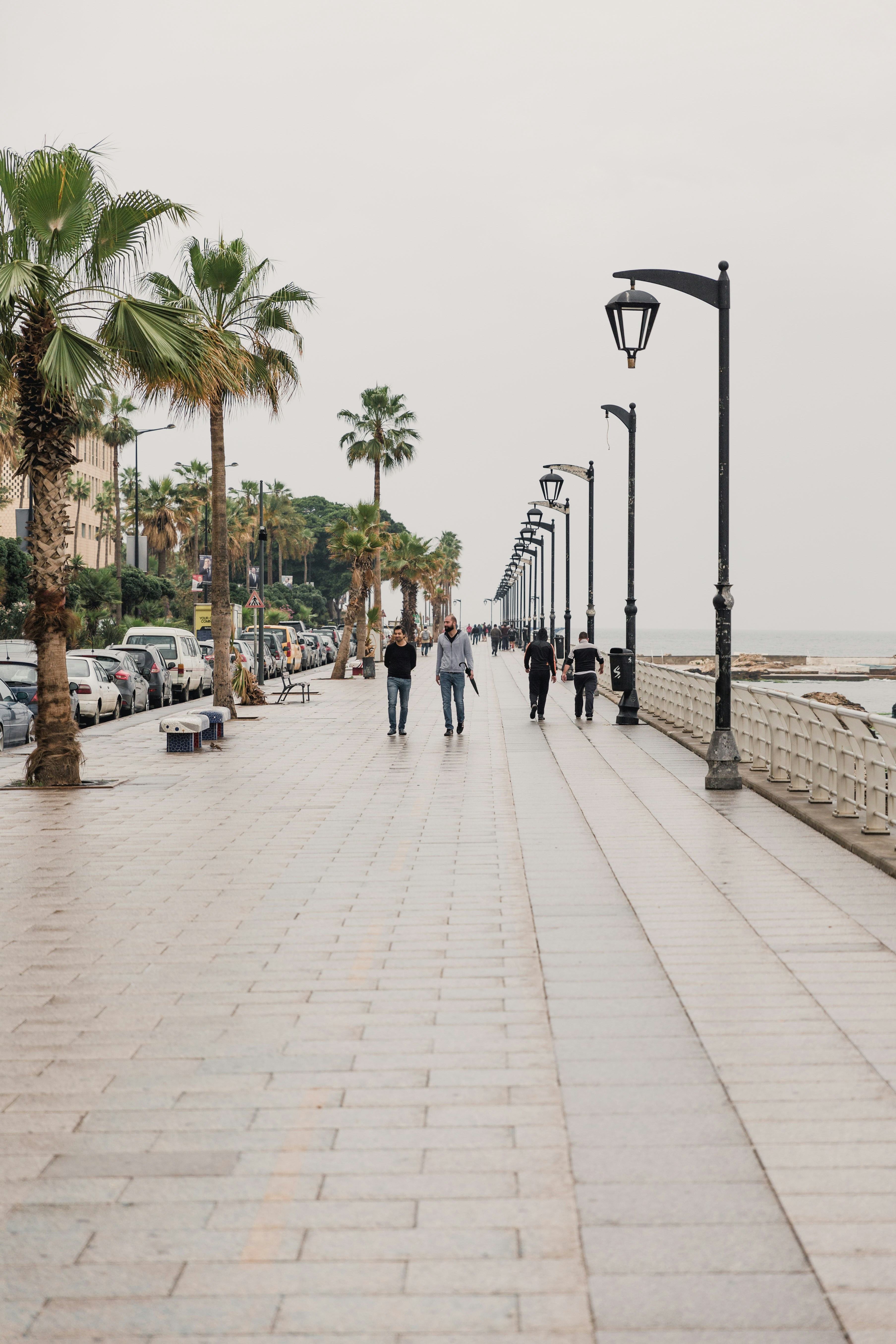 les personnes qui marchent sur le trottoir pendant la journée ;
