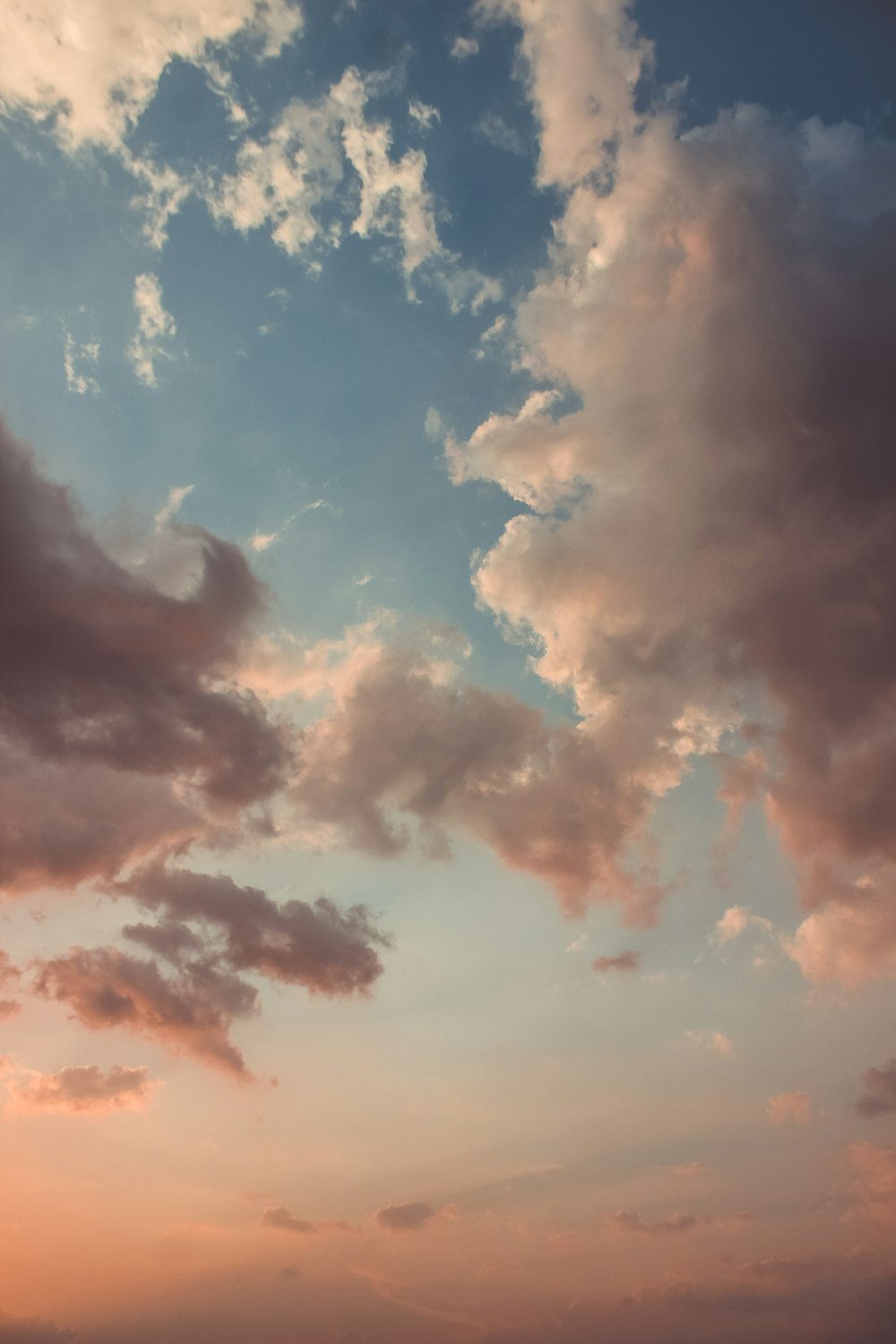 Un avión volando a través de un cielo nublado al atardecer