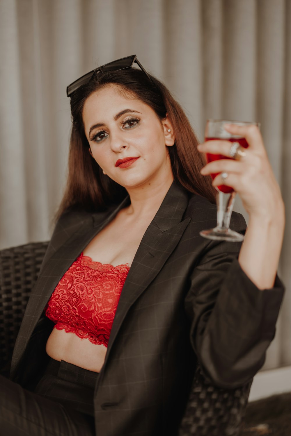 Femme en soutien-gorge en dentelle florale rouge et blazer noir