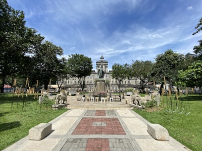 Historic monument dedicated to local heroes surrounded by lush greenery in Petrolina.