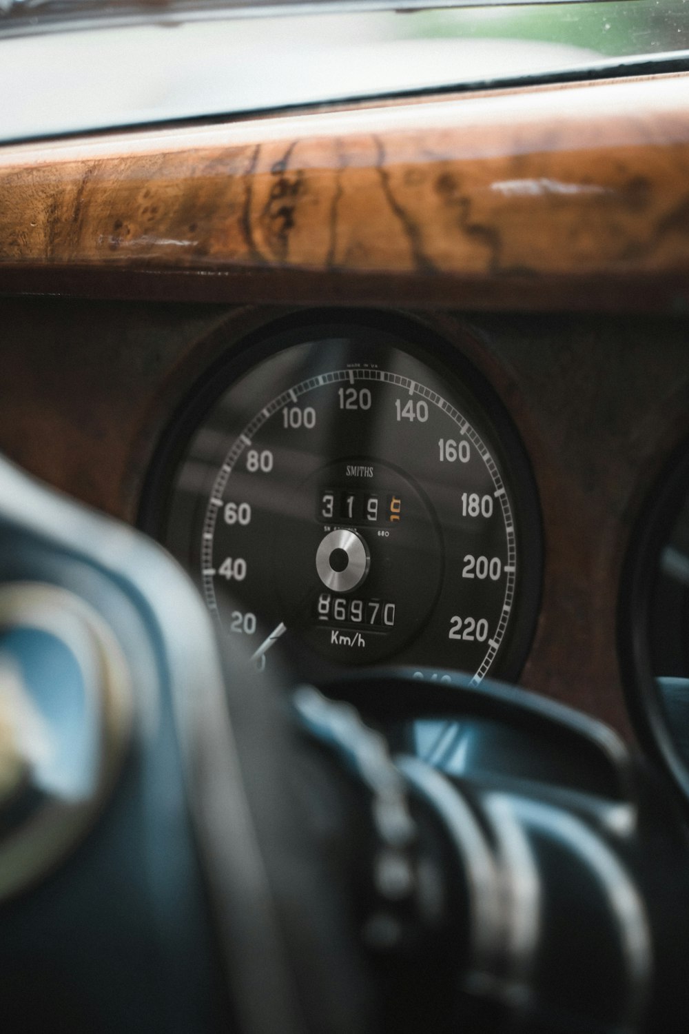 black and white analog speedometer