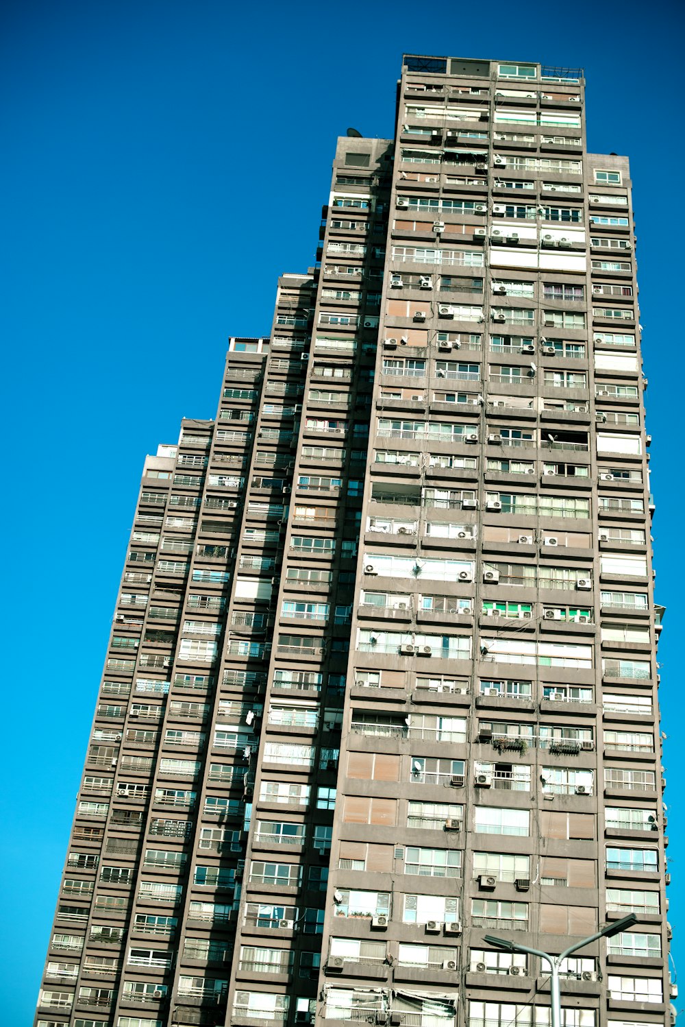 Edificio de hormigón gris bajo un cielo azul durante el día