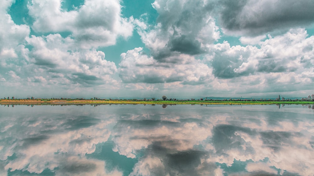 plan d’eau sous ciel nuageux pendant la journée