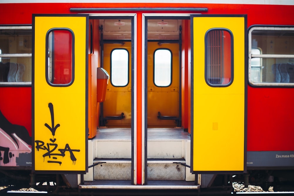 Train jaune et blanc pendant la journée