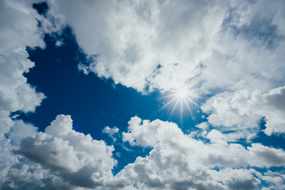 Weiße Wolken und blauer Himmel tagsüber