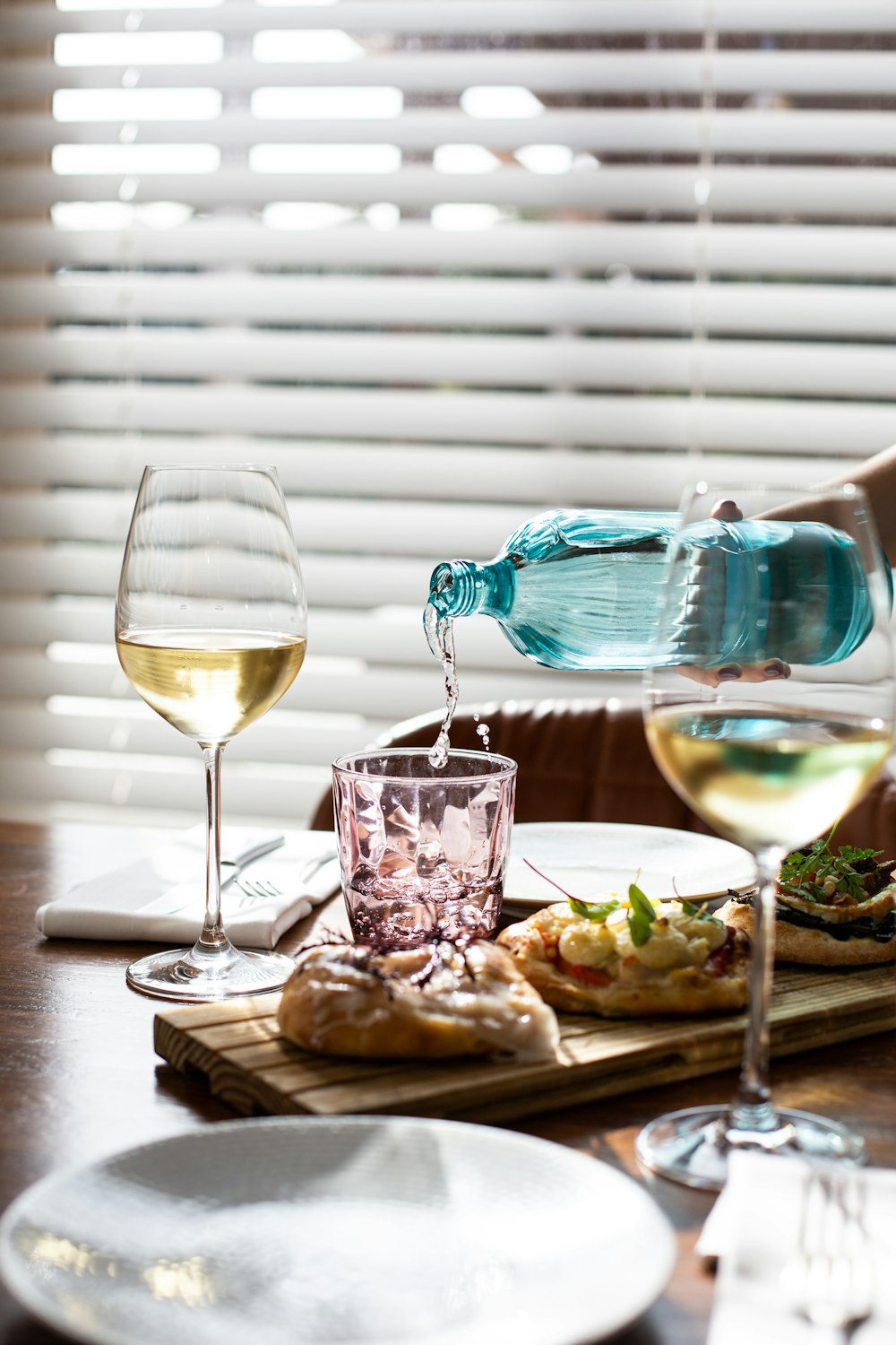 bicchiere da vino trasparente su tavolo di legno marrone