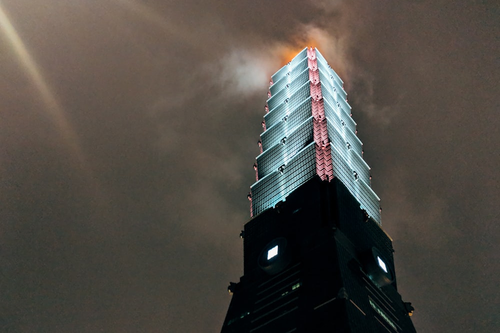 Photo en niveaux de gris d’un immeuble de grande hauteur