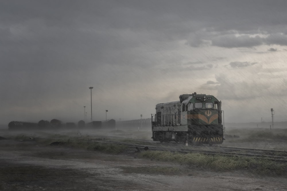 Autobús amarillo y negro en la carretera durante el día