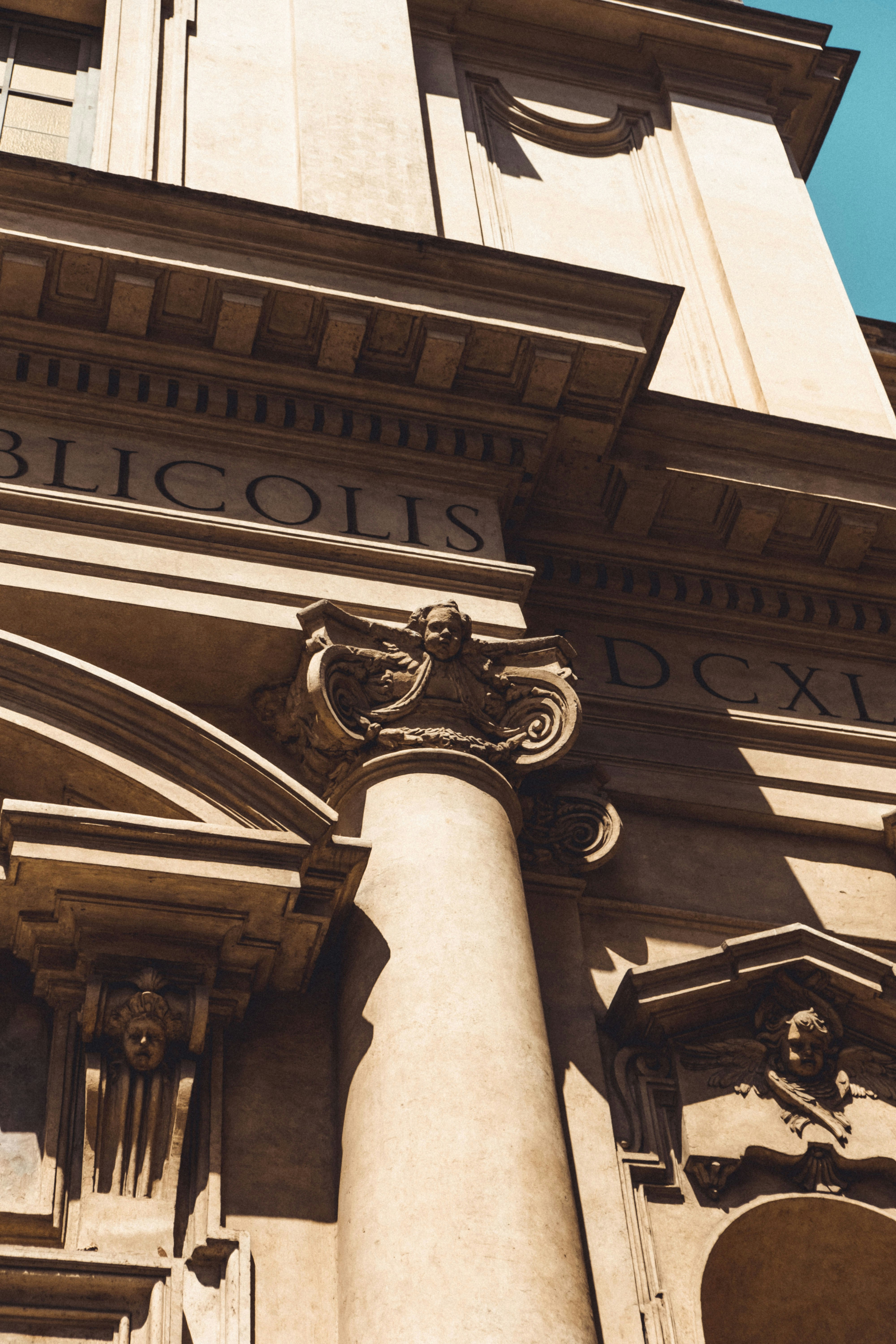 graues Betongebäude tagsüber