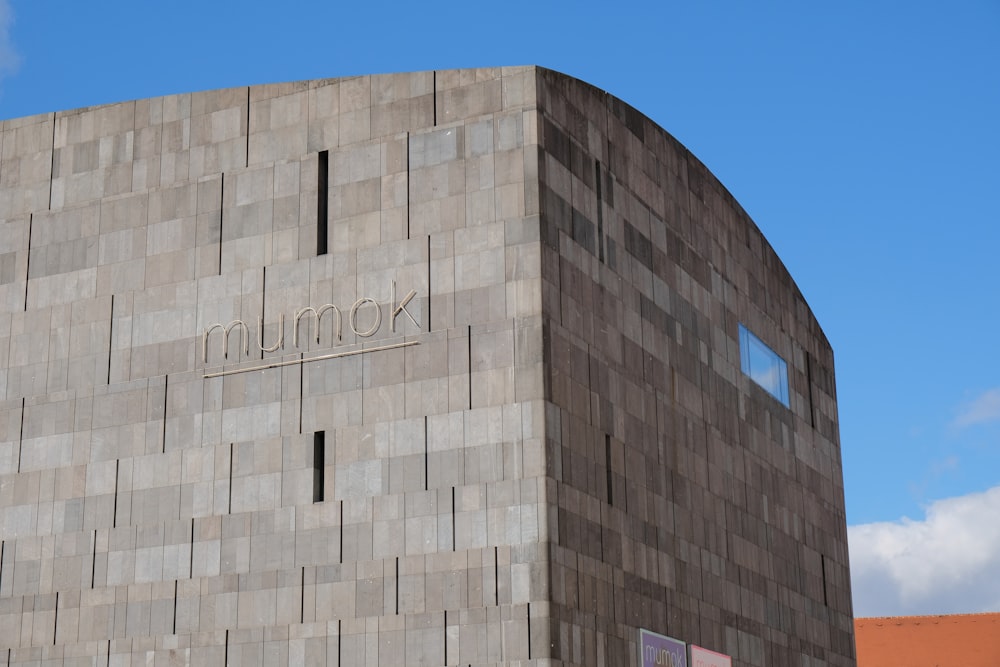 Braunes Betongebäude unter blauem Himmel tagsüber