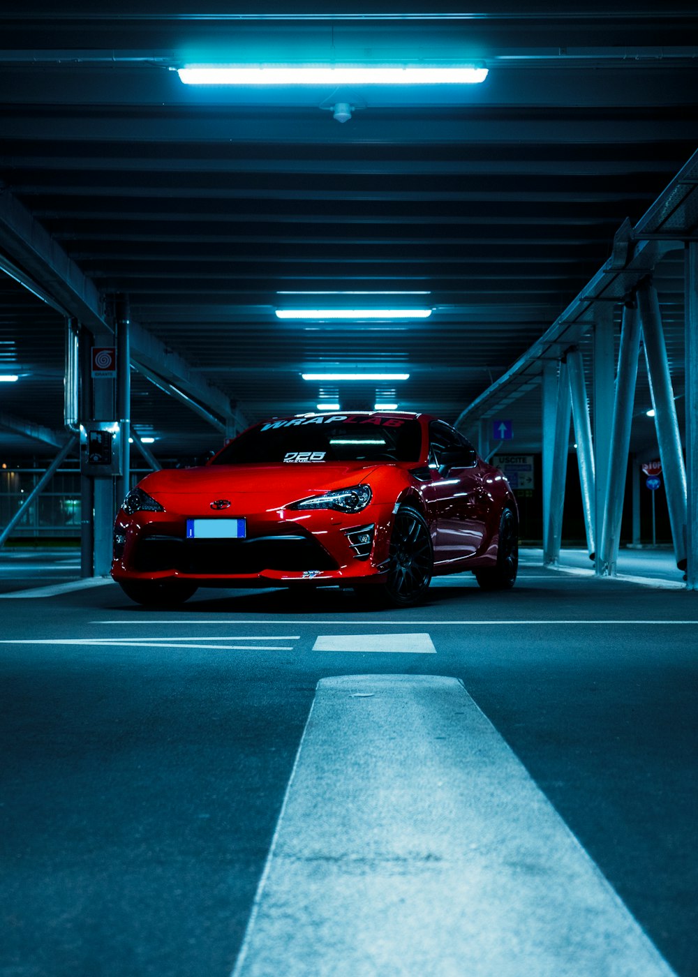 BMW M 3 rouge garée dans le parking